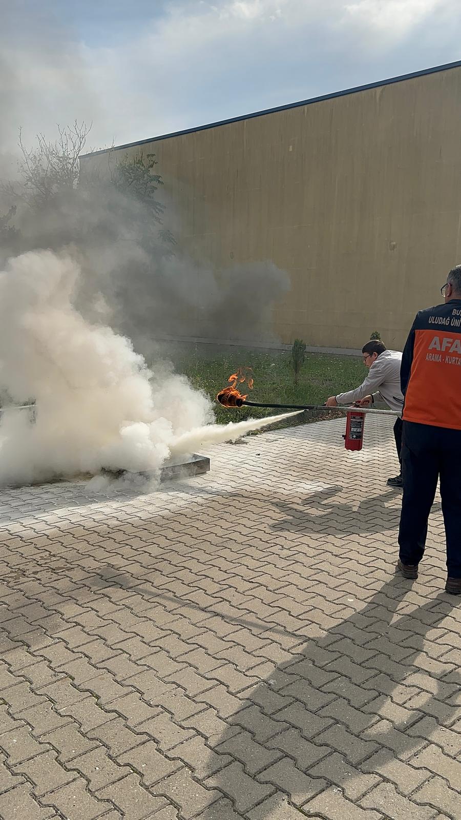 Kimya Bölümü 1. Sınıf Öğrencilerine Temel Yangın Eğitimi Verildi